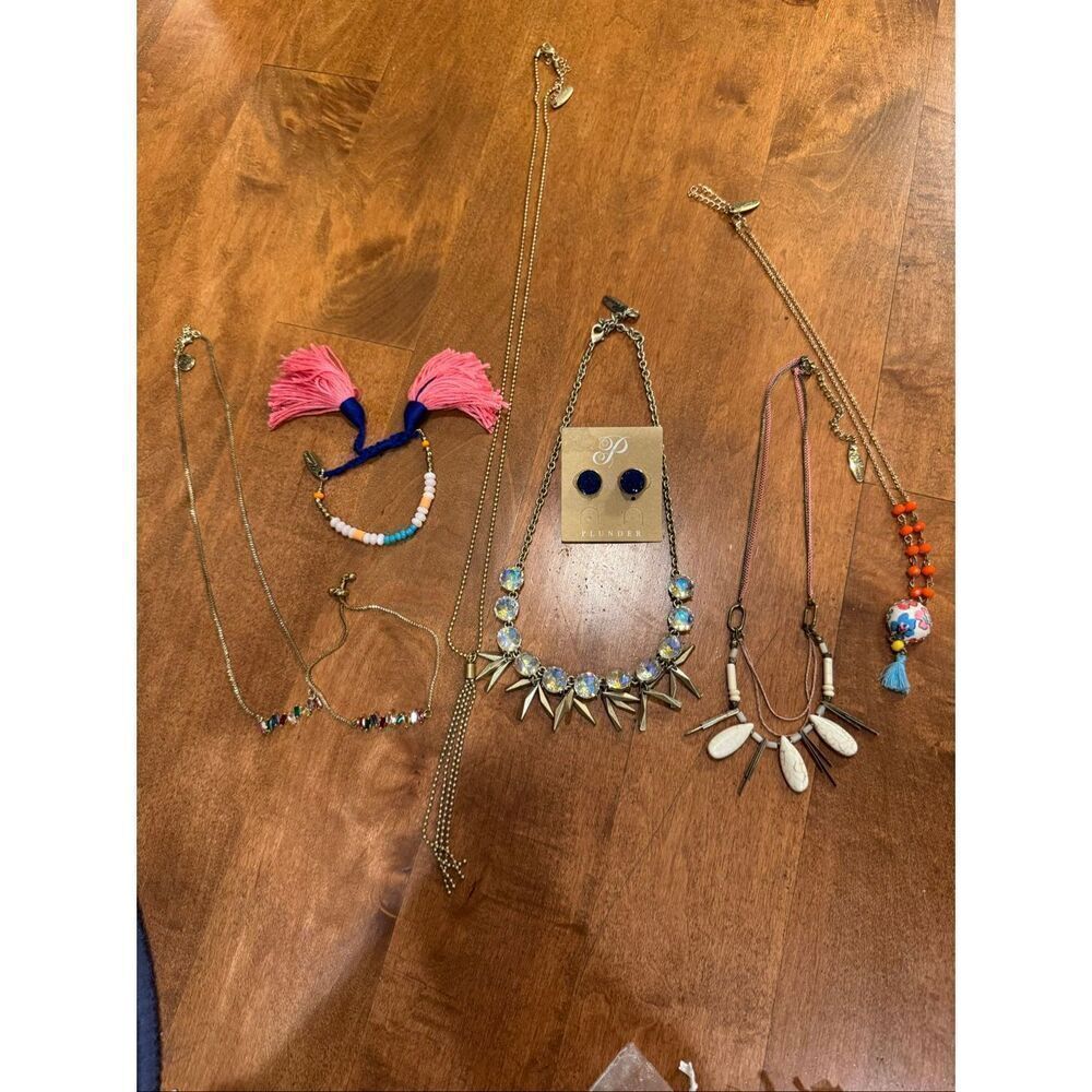 Woman’s huge plunder design, jewelry bundle